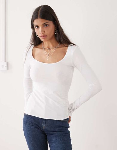 T-shirt ajusté à manches longues et encolure dégagée - Monki - Modalova