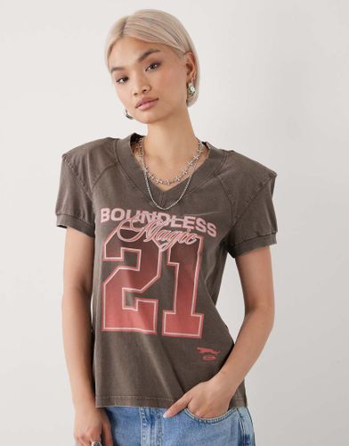 T-shirt style universitaire à manches bouffantes - Marron chocolat - Monki - Modalova