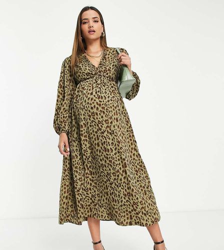 Vestito grembiule al polpaccio kaki con stampa leopardata - Missguided Maternity - Modalova