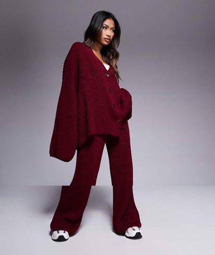 Missy Empire - Completo in maglia bordeaux con cardigan con bottoni e pantaloni - Missyempire - Modalova