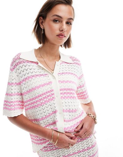 Camicia stile polo in maglia all'uncinetto crema e rosa con bottoni in coordinato - Miss Selfridge - Modalova