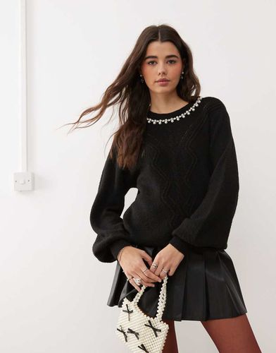 Maglione lavorato a trecce con finiture sul collo con perle sintetiche e strass - Miss Selfridge - Modalova