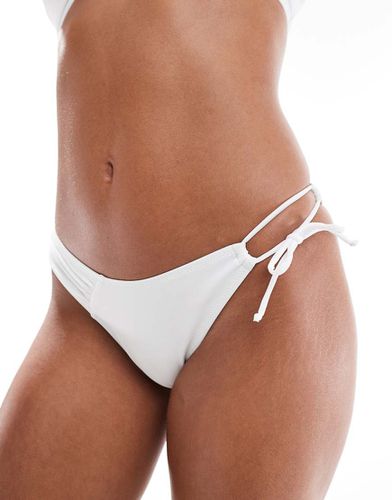 Slip bikini crema con davanti a V e laccetto - Miss Selfridge - Modalova