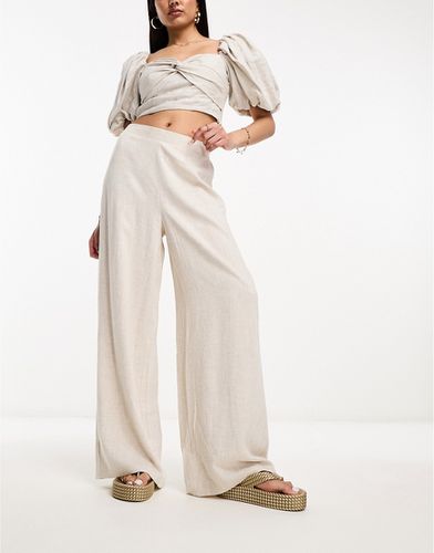 Pantaloni a fondo ampio in misto lino fiammato tonalità naturale in coordinato - Miss Selfridge - Modalova