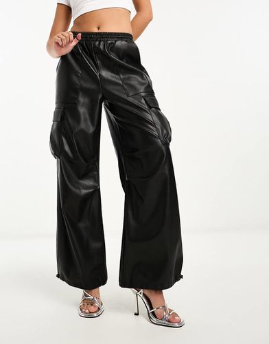 Pantaloni cargo ampi in pelle sintetica nera - Miss Selfridge - Modalova