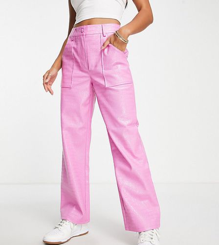 Petite - Pantaloni dritti in vernice rosa effetto coccodrillo con spacco laterale sul fondo - Miss Selfridge - Modalova