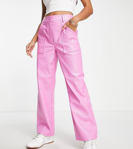 Petite - Pantaloni dritti in vernice rosa effetto coccodrillo con spacco laterale sul fondo - Miss Selfridge - Modalova