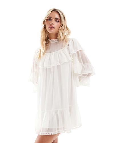 Petite - Vestito grembiule in chiffon avorio con volant - Miss Selfridge - Modalova