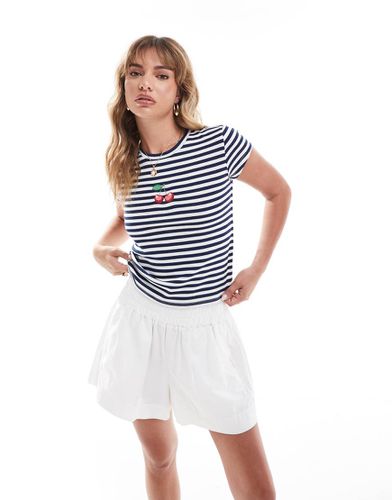 T-shirt a righe con stampa di ciliegie - Miss Selfridge - Modalova