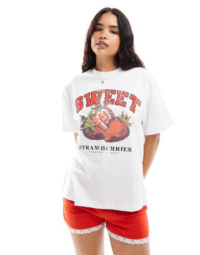 T-shirt oversize con stampa di fragole e scritta "Sweet" - Miss Selfridge - Modalova