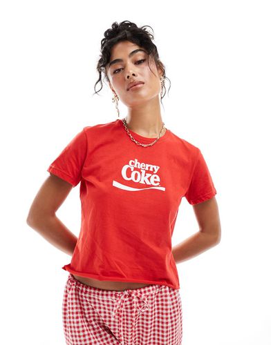 T-shirt rossa con stampa "Cherry Coke" - Miss Selfridge - Modalova