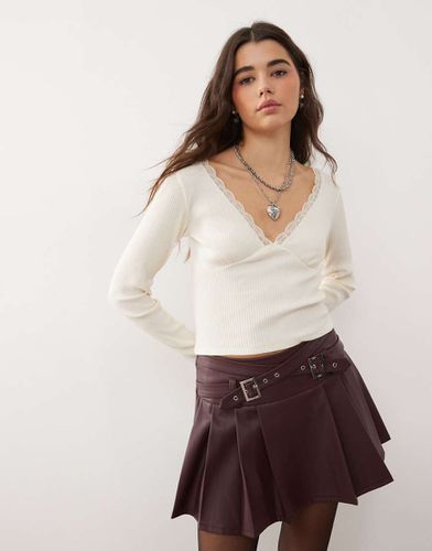 Top a maniche lunghe color crema con finiture in pizzo - Miss Selfridge - Modalova