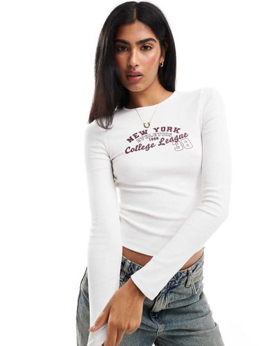 Top a maniche lunghe girocollo écru a coste con grafica "New York College League" - Miss Selfridge - Modalova