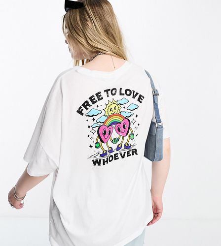 T-shirt bianca con scritta "Free To Love Whoever" - Noisy May Curve - Modalova
