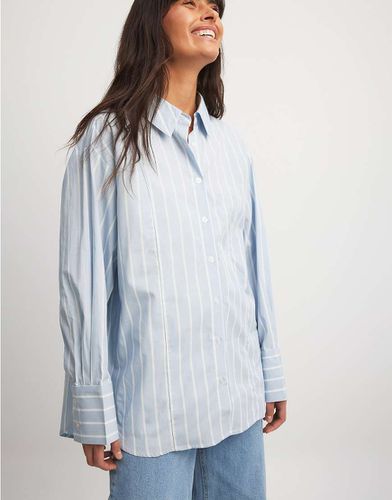 X Laura Jane Stone - Camicia oversize e bianca a righe con polsini alti - NA-KD - Modalova