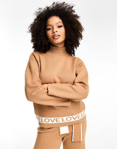 Maglione color cammello con scritta LOVE in coordinato - Never Fully Dressed - Modalova