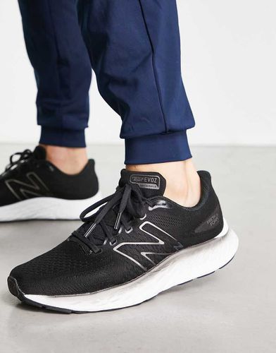 Evoz - Sneakers da corsa nere e bianche - New Balance - Modalova