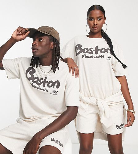 T-shirt unisex grigia con logo e scritta "Boston" - New Balance - Modalova