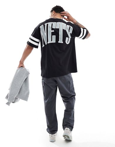 Brooklyn Nets - T-shirt nera con stampa sulla schiena - New Era - Modalova