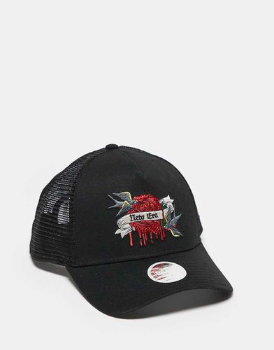 Cappellino trucker con grafica stile tatuaggio - New Era - Modalova