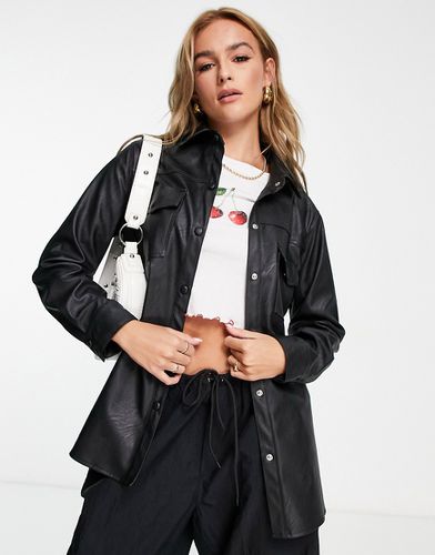 Camicia giacca in pelle sintetica nera con cintura - New Look - Modalova