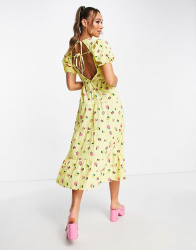 Vestito grembiule a balze midi limone con stampa di frutta e schiena scoperta - Neon Rose - Modalova