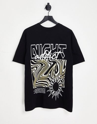 T-shirt nera con stampa grafica sul petto - Night Addict - Modalova