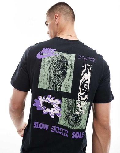 T-shirt nera con grafica "Slow Your Sole" - Nike - Modalova