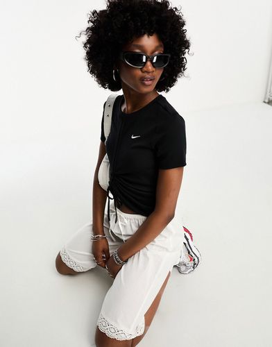 T-shirt nera a coste con allacciatura sul davanti e logo piccolo - Nike - Modalova