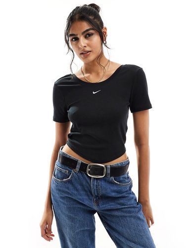 T-shirt nera a costine con scollo ampio sul retro - Nike - Modalova