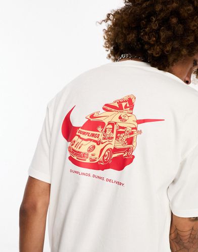 T-shirt bianca con stampa di camioncino sul retro - Nike - Modalova