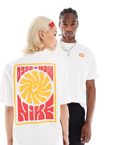 T-shirt bianca con stampa stile festival sulla schiena - Nike - Modalova