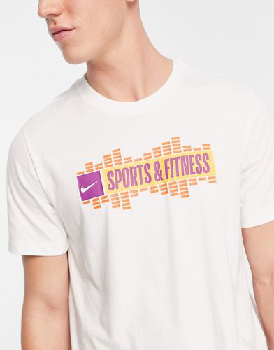 T-shirt bianca con stampa "Sports & Fitness" - Nike Training - Modalova