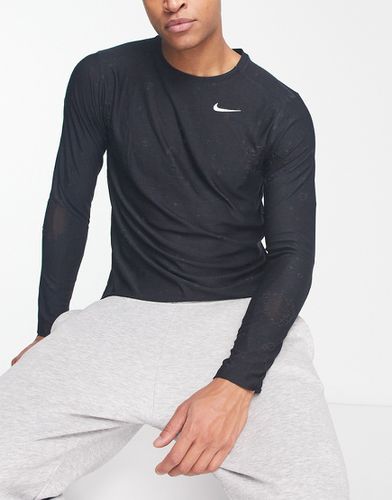 D.Y.E. - Maglietta nera a maniche lunghe con stampa ripetuta - Nike Training - Modalova