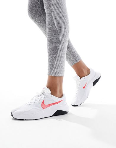 Legend Essential 3 - Sneakers bianche e rosse - Nike Training - Modalova