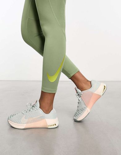 Metcon 9 - Sneakers da donna grigie e pesca - Nike Training - Modalova