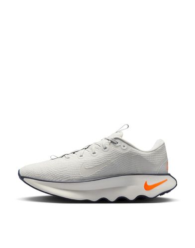 Motiva - Sneakers bianche e arancioni - Nike Training - Modalova