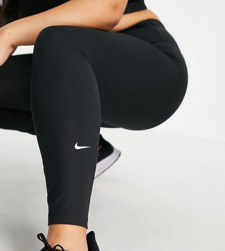 Plus - One - Leggings neri a vita media in tessuto Dri-FIT - Nike Training - Modalova