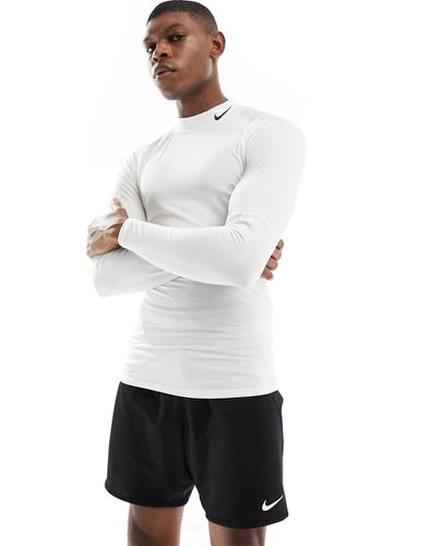 Pro - T-shirt attillata a maniche lunghe bianca con collo alto - Nike Training - Modalova