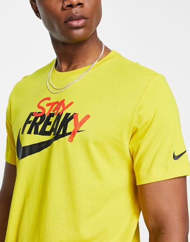 Stay Freaky - T-shirt gialla con stampa - Nike Basketball - Modalova
