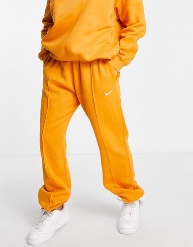 Joggers oversize arancioni con logo piccolo - Nike - Modalova