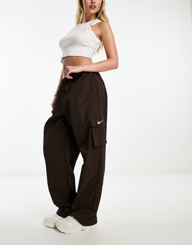 Pantaloni cargo marrone barocco con logo piccolo - Nike - Modalova
