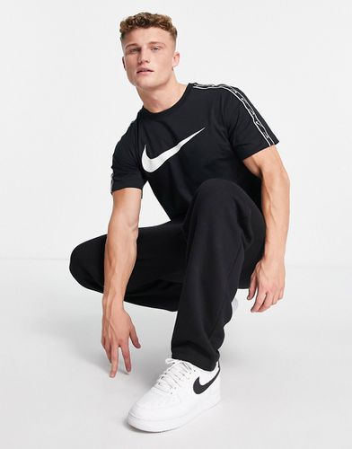 Repeat Pack - T-shirt nera - Nike - Modalova