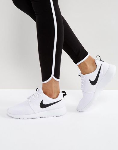 Roshe - Scarpe da ginnastica nere e bianche - Nike - Modalova