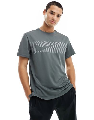 Flash Dri-FIT Miler - T-shirt riflettente scuro - Nike Running - Modalova