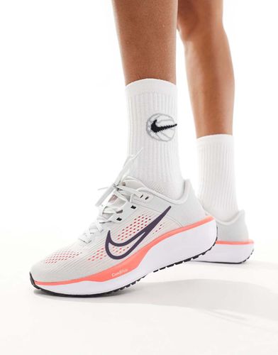 Quest 6 - Sneakers bianche e rosa - Nike Running - Modalova