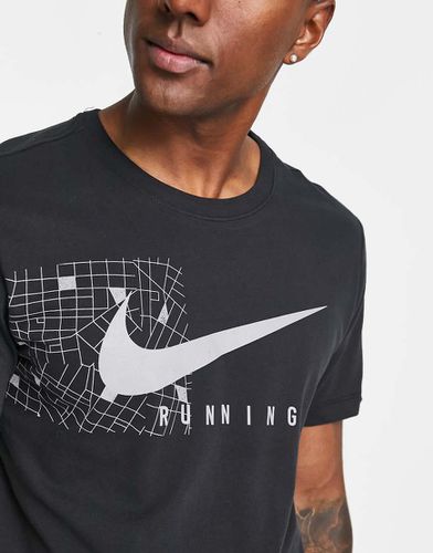 Run Division Dri-FIT - T-shirt nera con grafica catarifrangente - Nike Running - Modalova