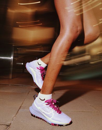 React Pegasus Trail 4 - Sneakers bianco sporco e rosa grintoso - Nike Running - Modalova
