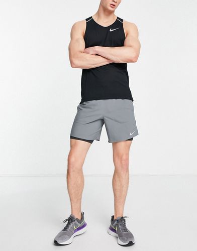 Stride - Pantaloncini 2 in 1 grigi da 7" - Nike Running - Modalova