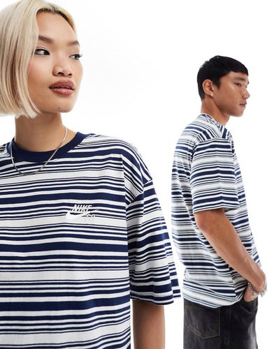 T-shirt blu navy e bianca a righe con logo - Nike SB - Modalova